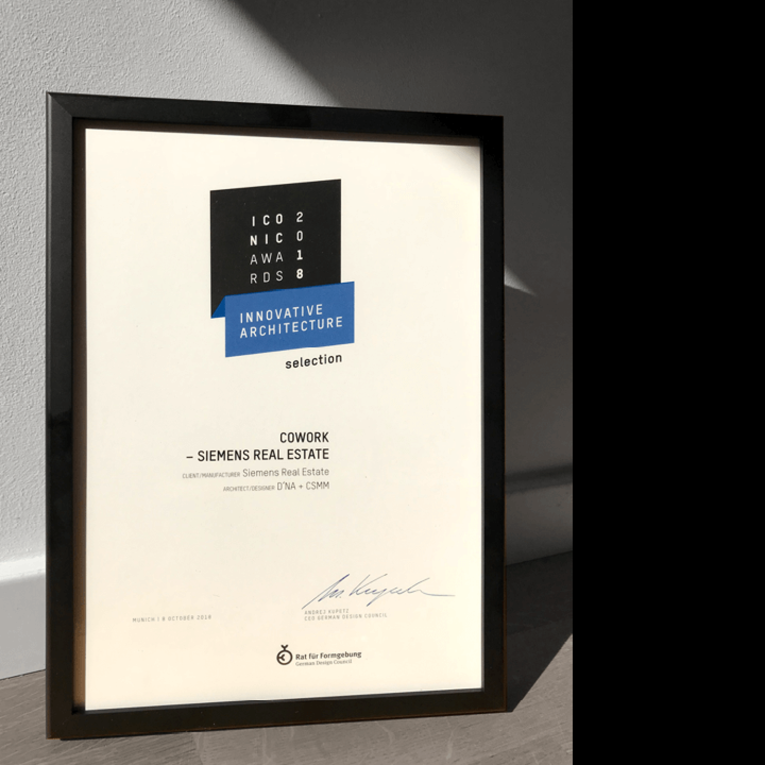 Preisverleihung der ICONIC AWARDS: Innovative Architecture 2018 in der Pinakothek der Moderne in München – DNA und CSMM nehmen Auszeichnung für COWORK – SIEMENS REAL ESTATE entgegen