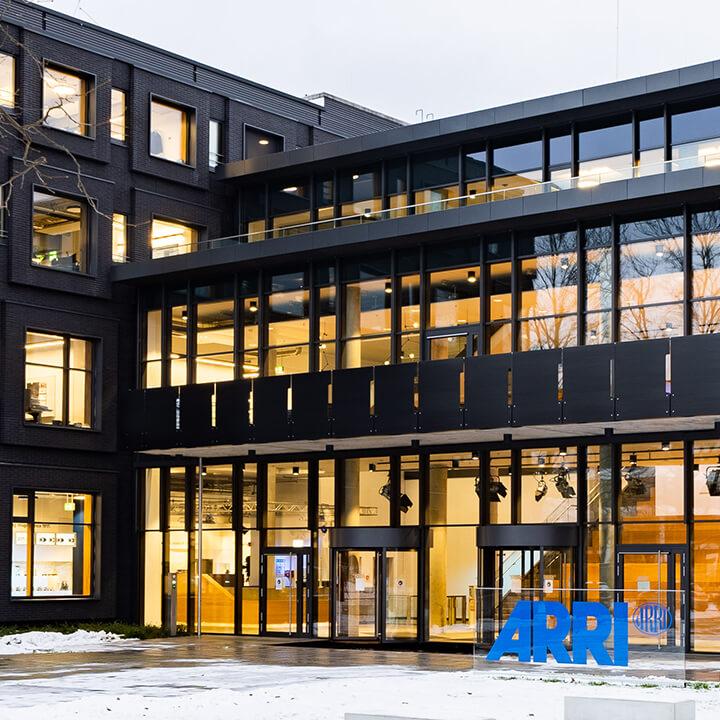 Filmreifer Möglichkeitsraum: Münchner Architekten von CSMM zeigen an der neuen Firmenzentrale von ARRI, wie Arbeit der Zukunft aussehen kann