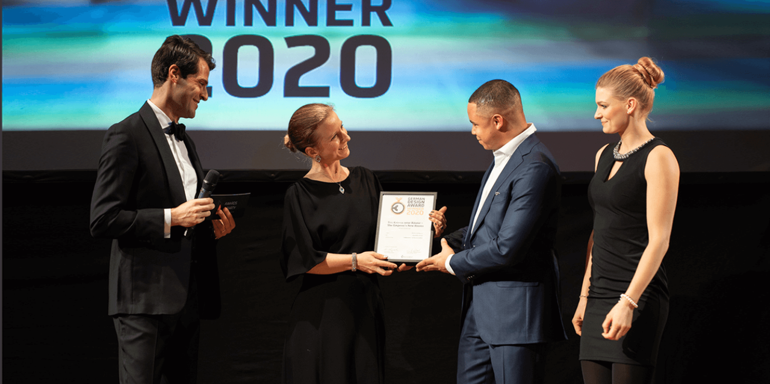 Frau von Schaumann-Werder nimmt die Urkunde des German Design Awards 2020 für DLA Piper entgegen