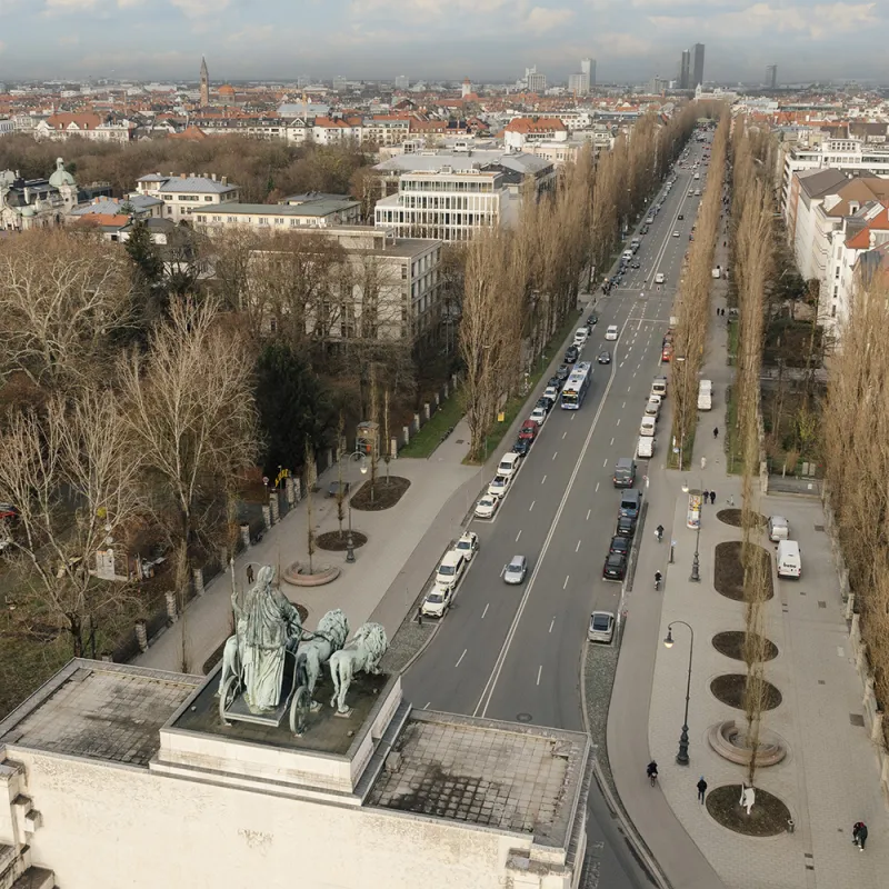Leopoldstrasse – Blick über Münchens ikonische Allee mit nachhaltiger Bürogestaltung für New Work.