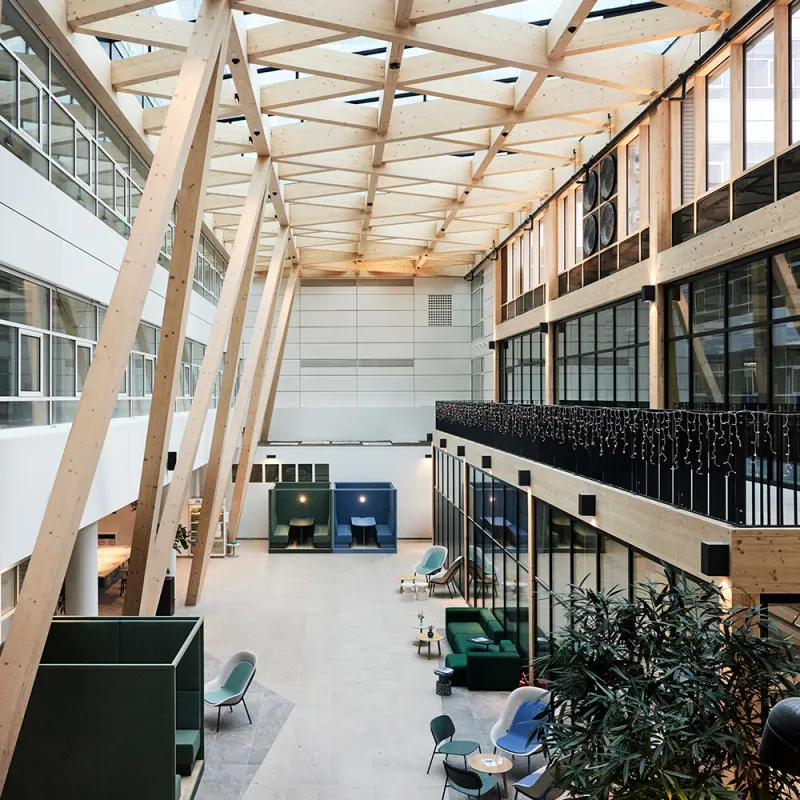 Bosch: Großzügiges Atrium mit Holzdachkonstruktion, Glasfassaden und modernen Sitzbereichen.