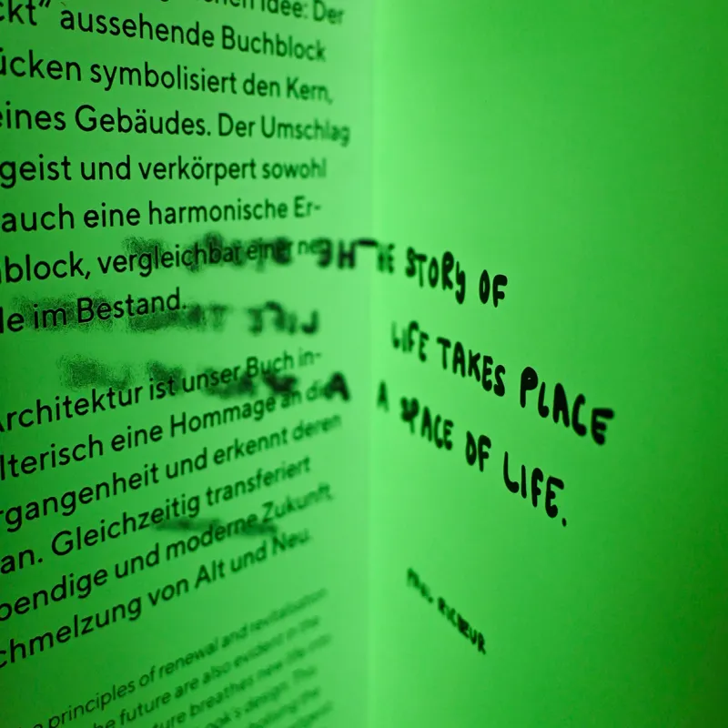 Innenseite mit Spiegelung der Typografie